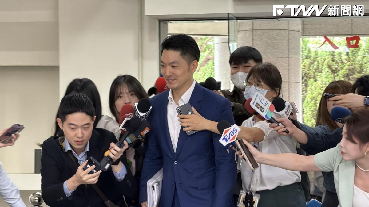 蔣萬安遭酸「讀稿機」　殷瑋曬蔡英文、賴清德照片狠酸：找到台「讀」黨綱