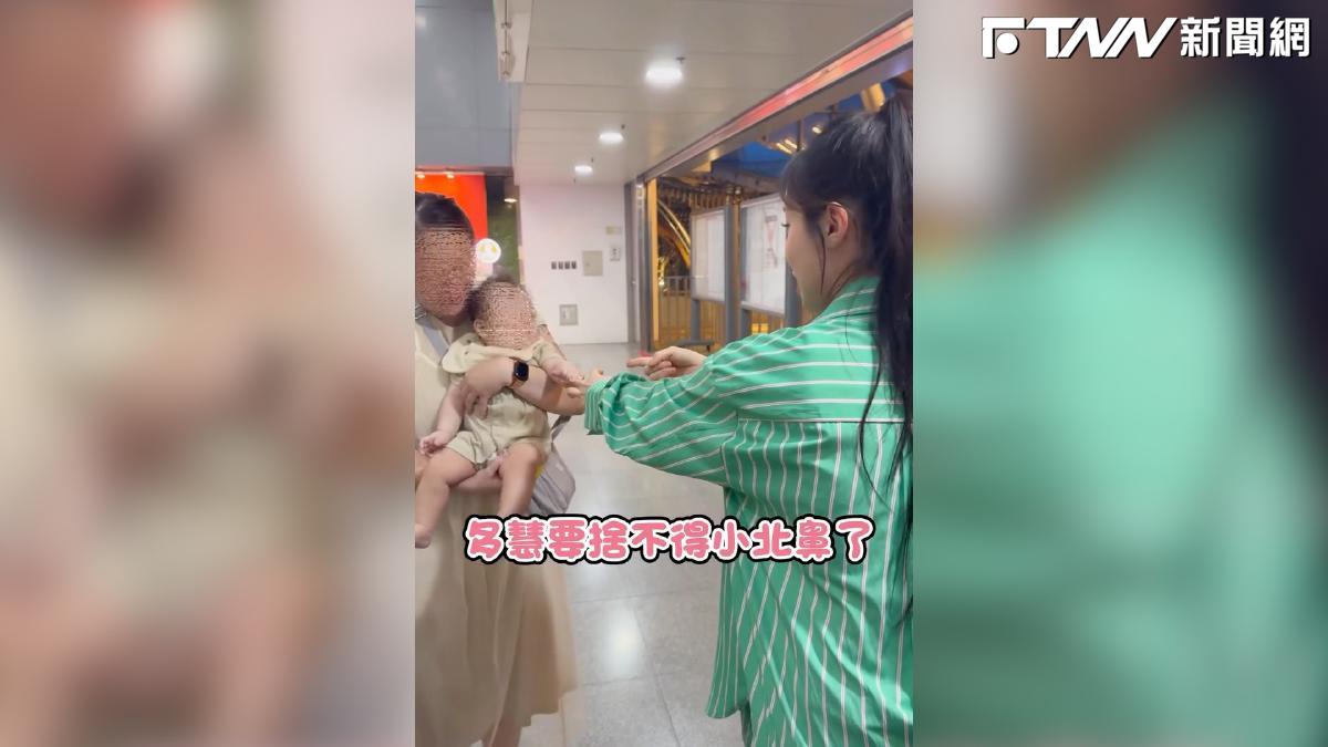 影／李多慧被嫩嬰小手緊抓不放　溫柔1舉動網讚：正確做法