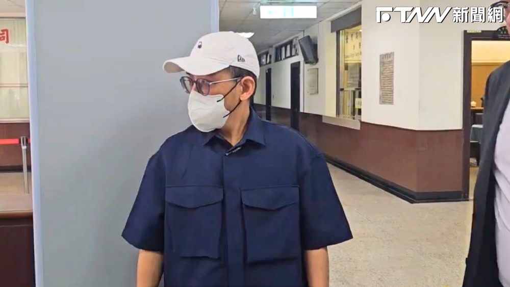 黃子佼車禍涉肇逃！新北地院今2度開庭　低頭現身不發一語