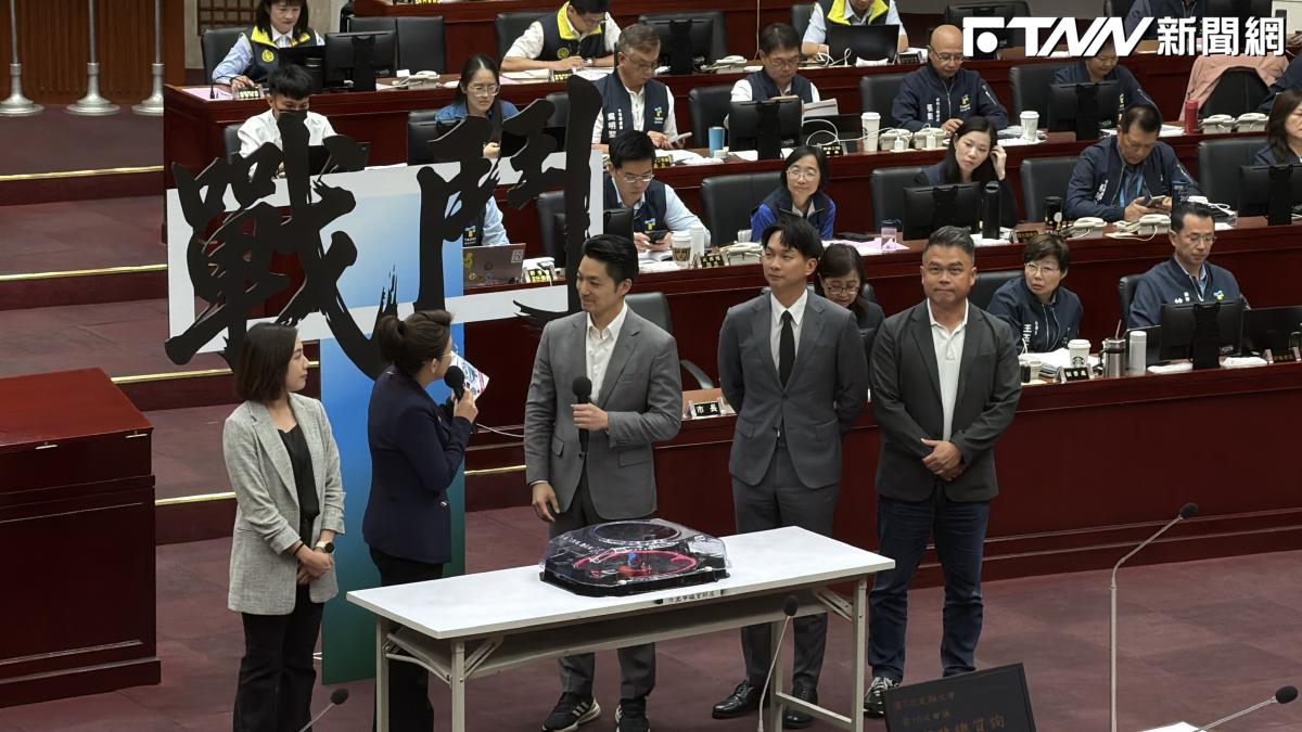 議場變競技場！白質詢送戰鬥陀螺　蔣萬安手持「蒼龍勇氣」喊為台北而戰